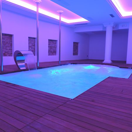 Hotel Vittoria Pesaro Kültér fotó A rendering of a swimming pool