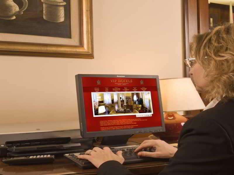 Hotel Vittoria Pesaro Kültér fotó A hotel employee working on a computer