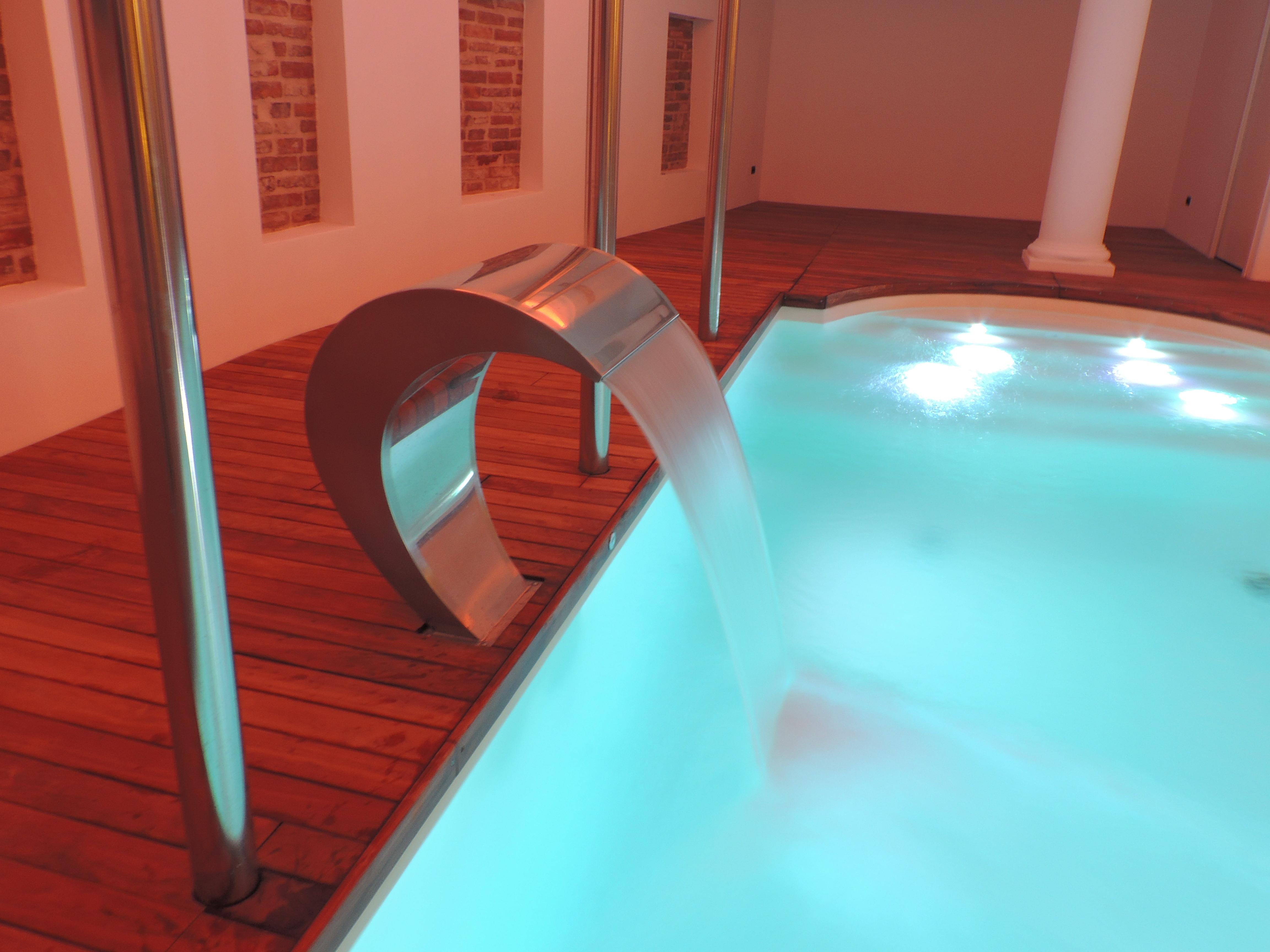 Hotel Vittoria Pesaro Kültér fotó A modern indoor pool