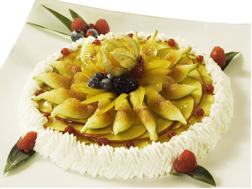 Hotel Vittoria Pesaro Kültér fotó A fruit cake