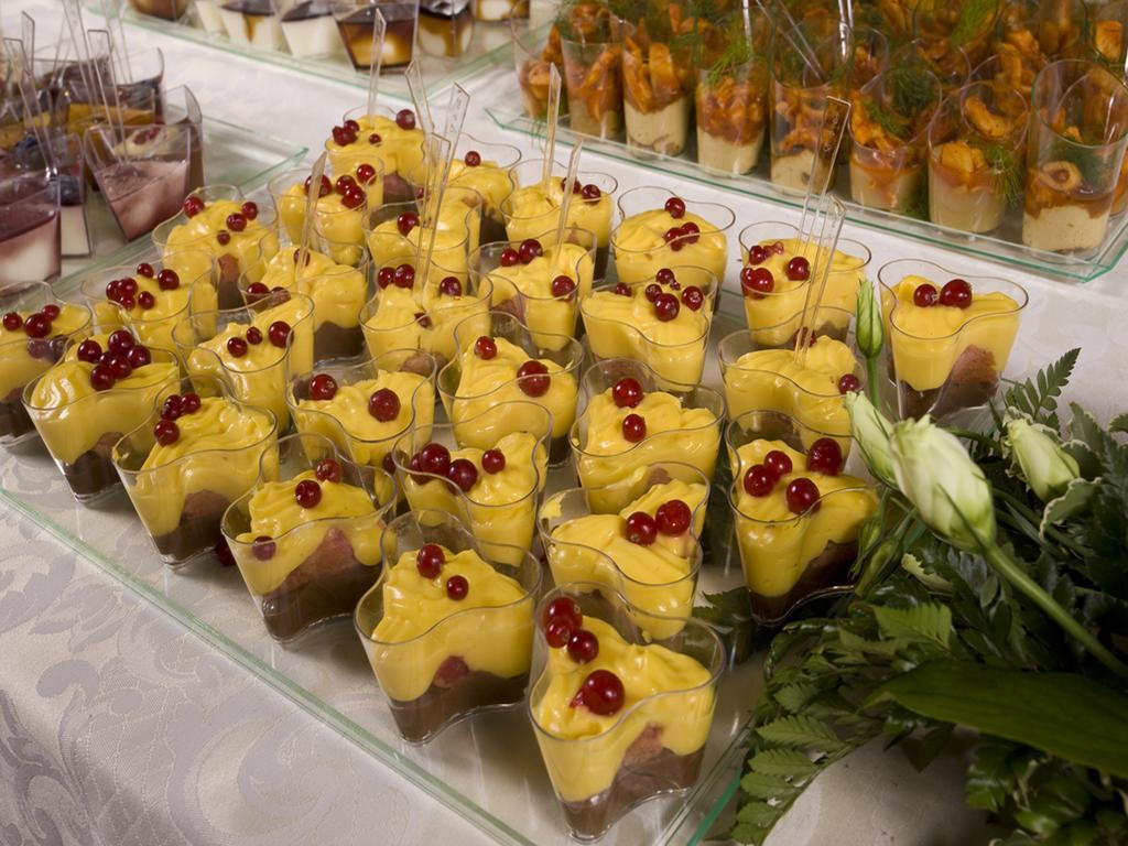 Hotel Vittoria Pesaro Kültér fotó A selection of desserts