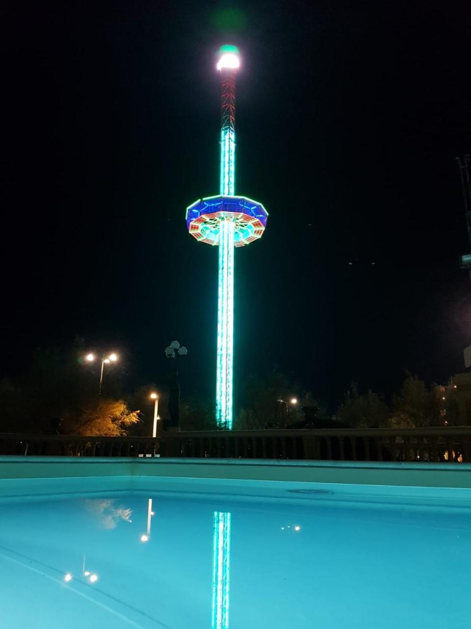 Hotel Vittoria Pesaro Kültér fotó The observation tower at night